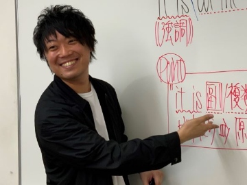 授業を行なっている先生の写真