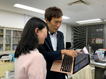 教務担任が話し合っている様子